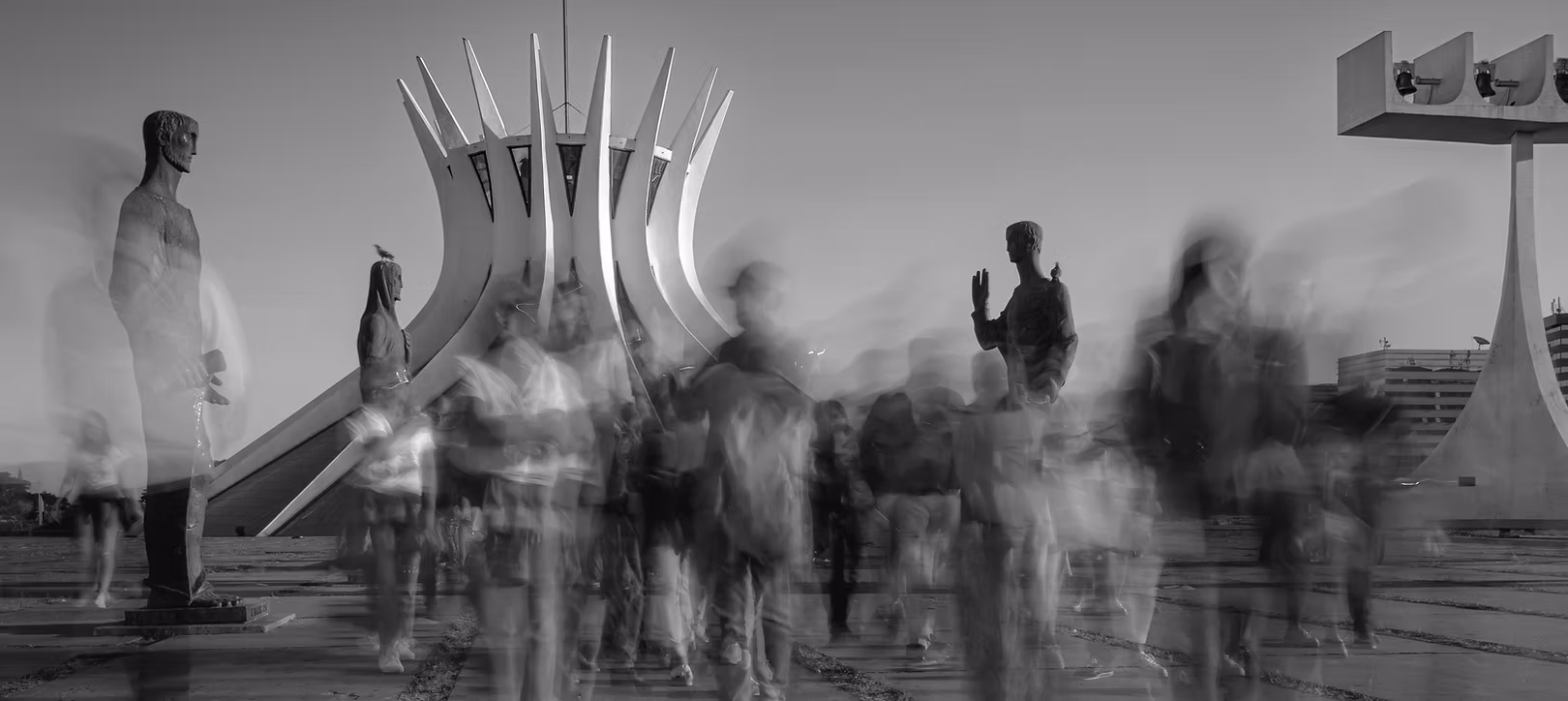 Multidão em movimento diante da Catedral de Brasília